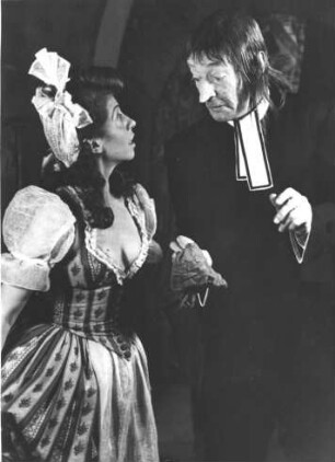 Die Schauspieler Inge Meysel (1910-2004) und Wolf von Beneckendorff (1891-1960); aufgenommen während einer Aufführung der Komödie "Tartuffe oder Der Betrüger" 1946 im Thalia Theater Hamburg