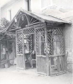 Wohnhaus in Gröditz, Detail : Bauwesen - Exterieur. Ort: Hrodźišćo / Gröditz. Laube vor einem Haus, Haus Nr. 21.