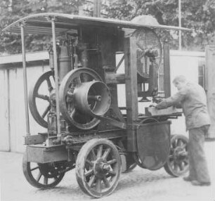 Motorlokomobil mit Bandsäge (Deutz, Köln) : Technikgeschichte | Maschinenbau | Kraftmaschinen | Gasgeneratoren, Gasmaschinen