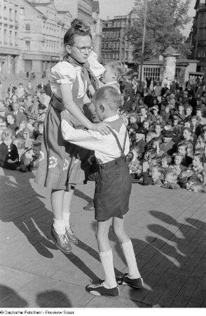 Tanzgruppe des Tanzensembles der 58. Grundschule während der Aufführung des Tanzes "Der Kronenwirt"