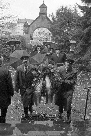 Gedenkstunde am Volkstrauertag vor dem Ehrenmal für die Gefallenen der beiden Weltkriege auf dem Karlsruher Hauptfriedhof