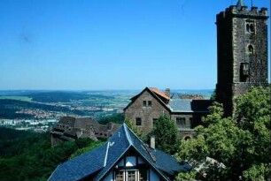 Bergfried und Dachfirste der Burg, Blick in die Landschaft