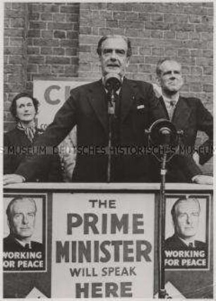Der britische Premierminister Sir Anthony Eden während des Wahlkampfes als Führer der konservativen Partei