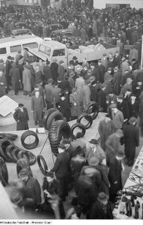 Fahrzeugstände und Besucher der Frühjahrsmesse