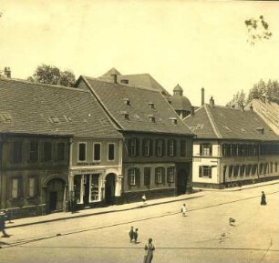 Kaiserslautern: Südwestseite des Schillerplatzes. jetzt teilweise abgetragen und teilweise zerstört. Neubebaut. J. L. Schmid 1922