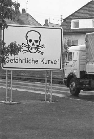 Gefahren-Beschilderung anlässlich der Explosion eines umgestürzten Tanklastzugs auf der Südtangente beim Bulacher Kreuz