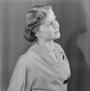 Portrait einer jungen Frau im seitlichen Profil