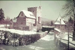 Burg mit rot-weiß-roten Fensterläden