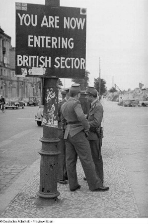 Polizisten am Übergang zum britischen Sektor