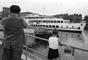 Binnenfahrgastschiff MS "Berlin" im Karlsruher Rheinhafen.