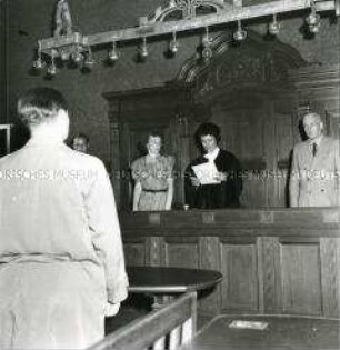 Die Richterin Gräfin Marion Yorck von Wartenburg während einer Gerichtsverhandlung