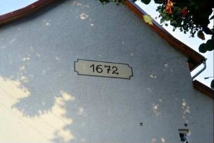 neuverputzte Wand mit neu aufgemalter Jahreszahl 1672