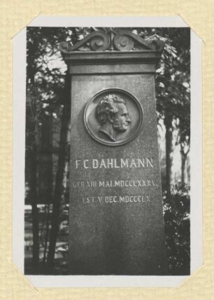 [Grabdenkmal von Friedrich Christoph Dahlmann auf dem Alten Friedhof in Bonn]