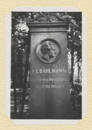 [Grabdenkmal von Friedrich Christoph Dahlmann auf dem Alten Friedhof in Bonn]