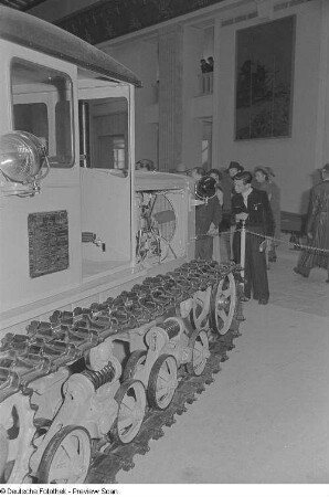 Besucher an einem Ausstellungsobjekt (Raupe) in der sowjetischen Ausstellungshalle (Sowjetischer Pavillon)
