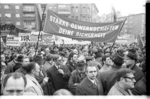 Kleinbildnegativ: Erster-Mai-Demonstration, 1970
