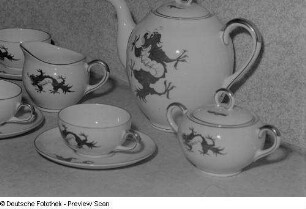 Porzellanservice auf der Herbstmesse 1953