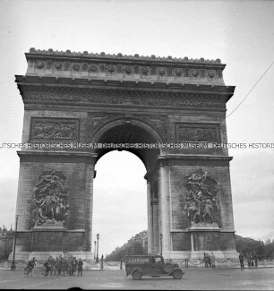 Der Arc de Triomphe von der Avenue des Champs-Élysées aus gesehen