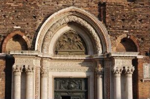 Grabeskirche in Venedig : Eingangsportal der Dogen-Grabeskirche San Giovanni e Paolo, Stadtteil Castello. Aufgenommen in Venedig im Februar 2007