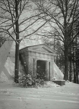 Machern, Mausoleum im Schlosspark : Machern. Schloßpark. E. W. Glasewald. Mausoleum. Winteraufnahme