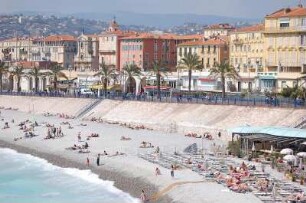 Nizza - Strand und Stadt : Strand und Blick Richtung Stadtzentrum von Nizza, 2006