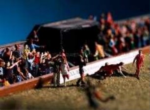Miniaturwelt: Foul beim Fußballspiel mit Zuschauertribüne (Prämiertes Foto, Imaging-Special)