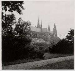 Das hunderttürmige Prag, Prager Burg und St.-Veits-Dom vom Hirschgraben gesehen