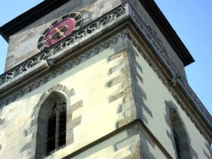 Kirchturm von Ostnordosten im oberen Bereich mit Glockenstube und Masswerk-Brüstung