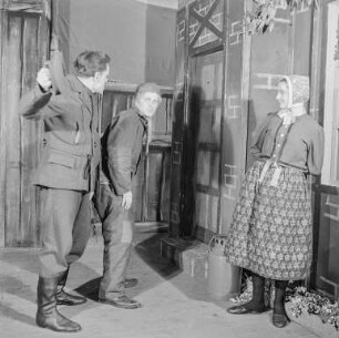 Sorbisches Volkstheater : Schauspieler des Sorbischen Volkstheaters bei der Aufführung eines Theaterstückes