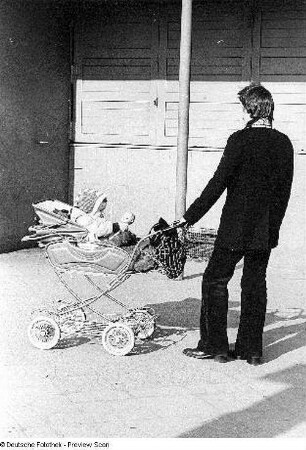 Mann mit Kinderwagen
