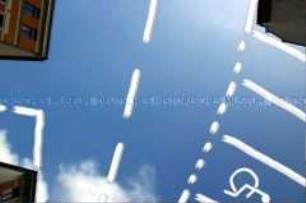 Blick in den Himmel mit aufgemalter Straßenführung (Altersgruppe C)