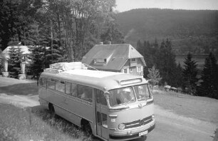 Titisee: Postbus am Titisee; mit Blick auf See