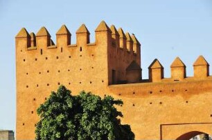Stadtmauer in Rabat : Die historische Stadtmauer, hier am Tor Bab el-Had, umschließt die Altstadt von Rabat noch heute, aufgenommen am 06.11.2008