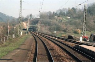 Aus dem Zug: Schwarzwaldbahnstrecke; Tunnel [wohl Rebberg-Tunnel vom Bahnhof Hornberg aus]