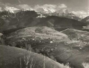 Rumänien. Südkarpaten. Senke von Bran mit Streusiedlung (zu Bran-Poarta) gegen Nordwestabstürze des Bucegi mit Omul (2506 m) von einer Anhöhe nördlich von Bran