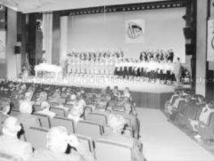 Gesangsdarbietung zum "Fest des Friedens und der Freundschaft" der DSF anlässlich des 70. Jahrestages der Oktoberrevolution in Berlin (Ost)