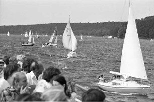 Berlin; Pichelsdorf: Sonntagsverkehr auf der Havel