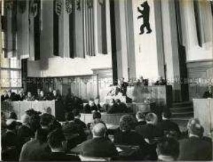 Bundeskanzler Adenauer spricht vor dem Berliner Abgeordnetenhauses im Rathaus Schöneberg