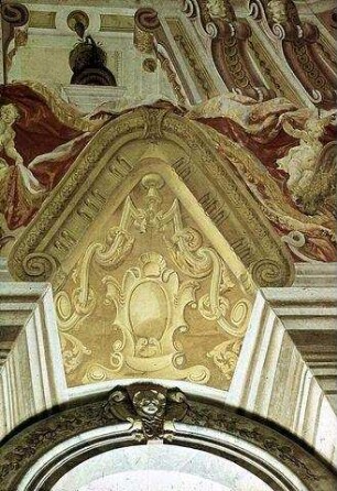 Randzone mit illusionistischer Architekturmalerei