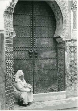 Portal einer Moschee : Eine verschleierte Frau vor dem Portal einer Moschee in der marokkanischen Stadt Fès.