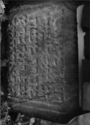 Grabstein 522 (Index: 100115438) Material: Sandstein Zustand: stark verwittert und im Boden versunken mit erheblichem Textverlust Maße HxBxT: 58x53x10 cm Beschreibung: Stele mit eingezogenem Rundbogenabschluß, eingetieftes Schriftfeld Besonderheit: Kindergrab: Grabstein 522A