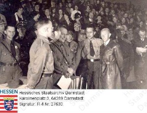 Frankfurt am Main, 1932 Oktober 29 / NS-Kundgebung in der Festhalle / Gruppenaufnahme mit Reichstagspräsident Hermann Göring (1893-1945), 1.R.2.v.l.
