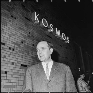 Schauspieler Paul Berndt vor Kosmos-Kino, Mitte 1960er Jahre. SW-Foto © Kurt Schwarz.