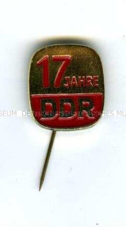 Abzeichen zum 17. Jahrestag der Gründung der DDR
