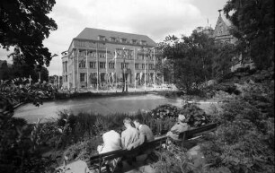 Freiburg: Kollegiumgebäude im Fahnenschmuck mit Teich, vom Werthmannhaus