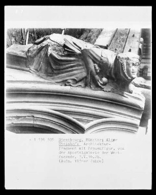 Architekturfragment einer weiblichen Liegefigur von der Apostelgalerie der Westfassade
