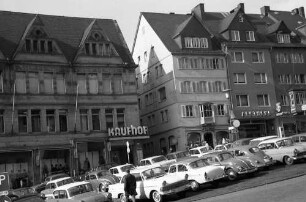 Siegen: Der schräge Marktplatz mit Parkplatz