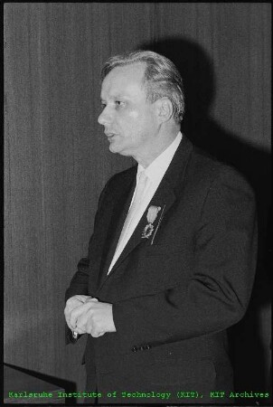 Auszeichnung von Prof. Wolf Häfele (Leiter des Projekts Schneller Brüter (PSB)) mit dem Ordre des Palmes Académiques (Ritter des Ordens der Akademischen Palmen)