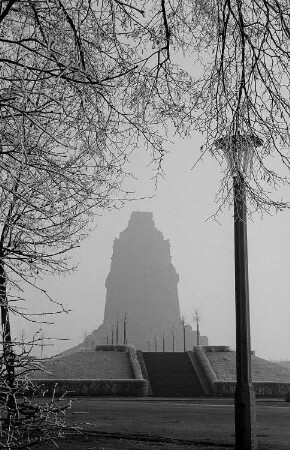 Blick durch vereiste Äste auf das Völkerschlachtdenkmal