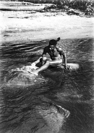 Badender Fischer : Aufnahme eines badenden Fischers, der sich an einem Strand bei Bata befindet.